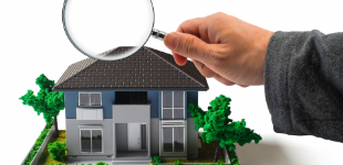 住宅模型とルーペ