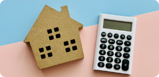 家の模型と電卓