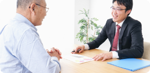 説明するスタッフの写真