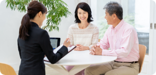 説明するスタッフ