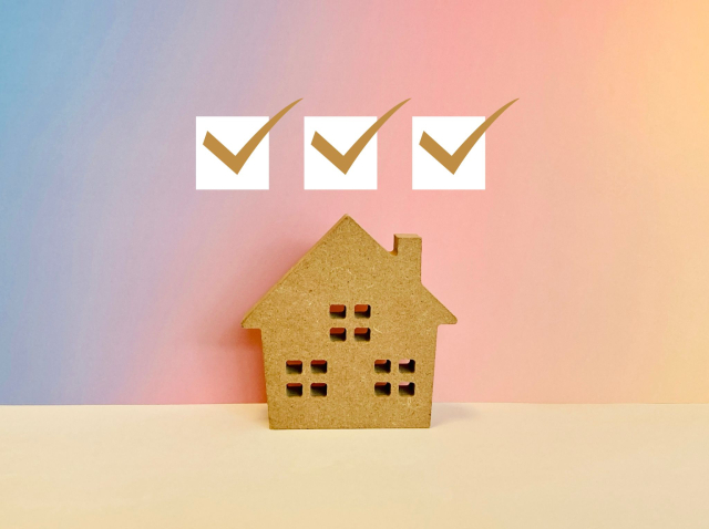 家の模型とチェックマーク