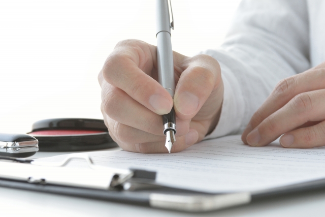 契約書にサインする様子